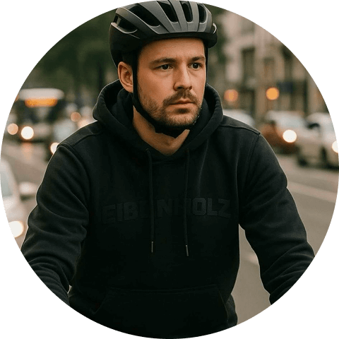 Fahrradfahrer mit Schutzkleidung
